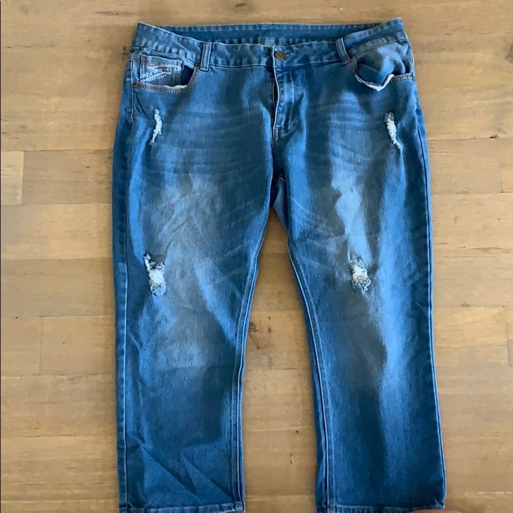 Light wash distressed capris